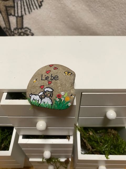 Deko Stein "Liebe" (cuddling sheep)