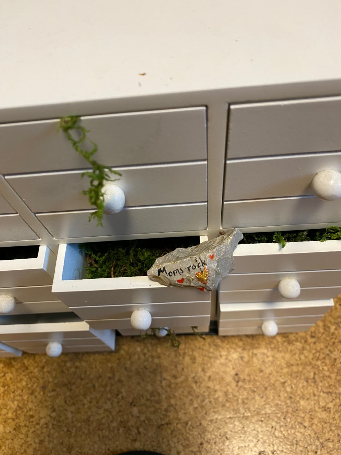 Deko Stein "Moms rock" (golden hearts)