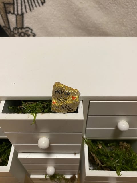 Deko Stein "Never stop climbing" (gold)